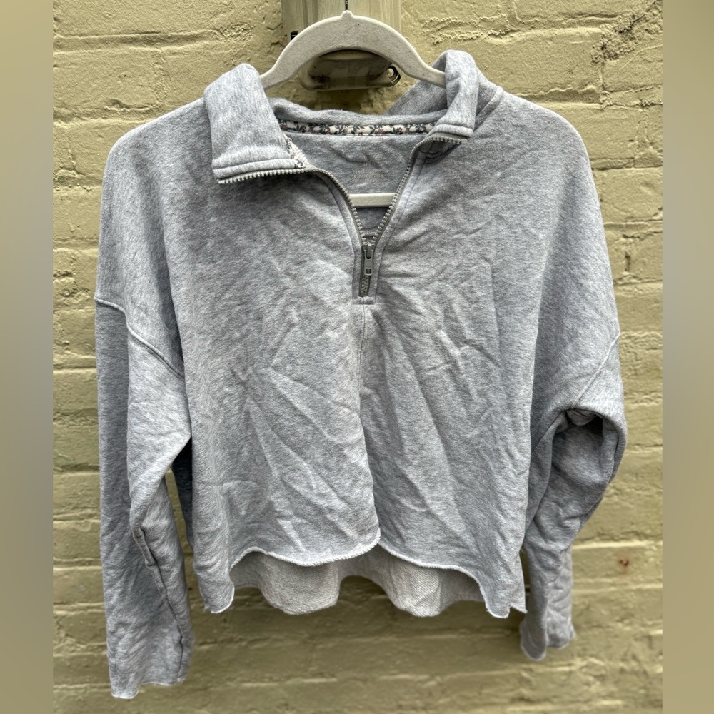Super cute Aerie grey cropped half zip sweatshirt with floral collar